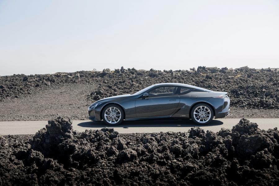  Lexus LC500h 2017 года  (NA) (фото 16 из 40)
